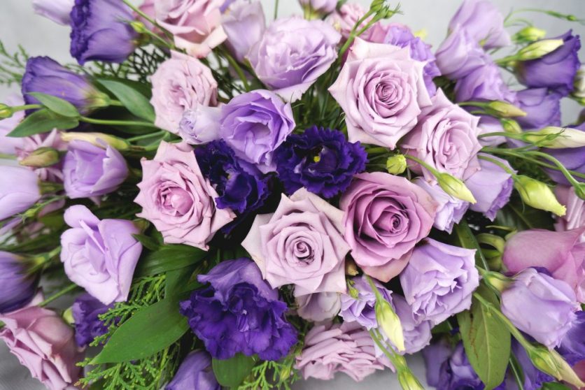 Цветя за сватба - аранжименти украса на маси Flowersinsofia.com 230 лилави рози