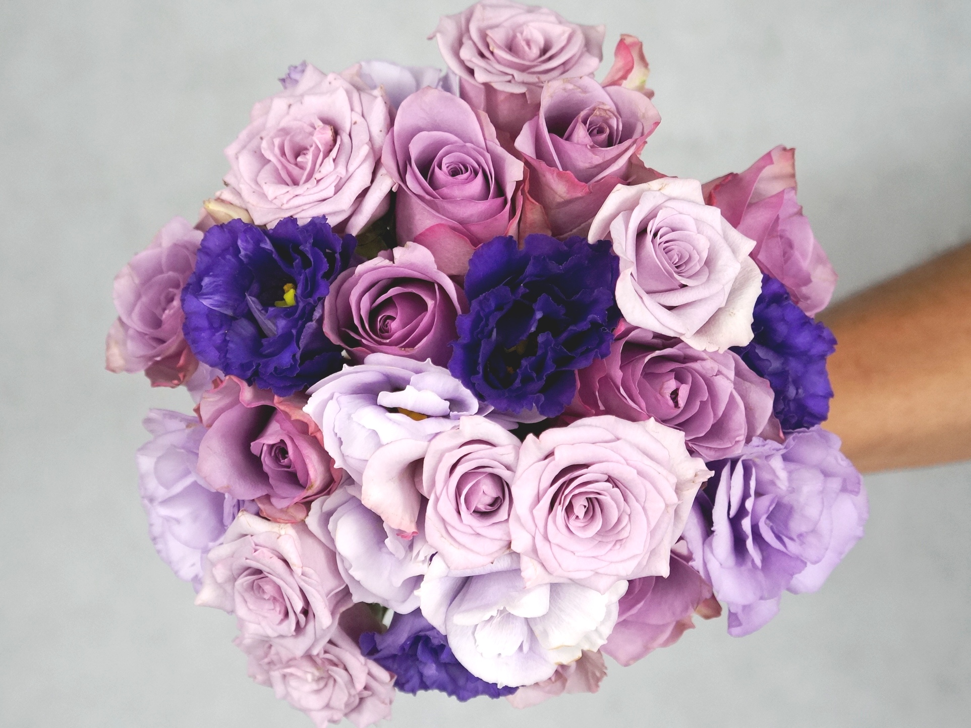 weddingflowers булчински букети 028 булчински букет с лилави рози